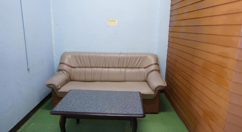 בנגקוק Oyo 730 Meedee Hostel מראה חיצוני תמונה